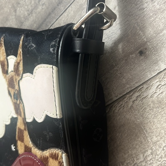 LOUIS VUITTON Giraffe CONTE DE FÉES Adjustable Crossbody. Soft satin material! - Picture 4 of 11